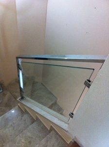 barandilla de cristal y acero